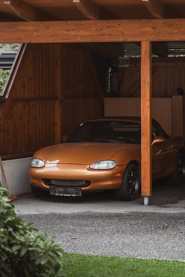 Découvrez pourquoi opter pour un abri voiture en composite